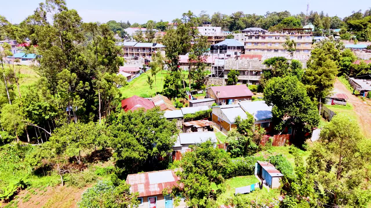 Casas pobres das favelas de Maseno, Quénia, telhados enferrujados de casas mal construídas nas favelas de Kibera, Quénia. Favelas do Quénia