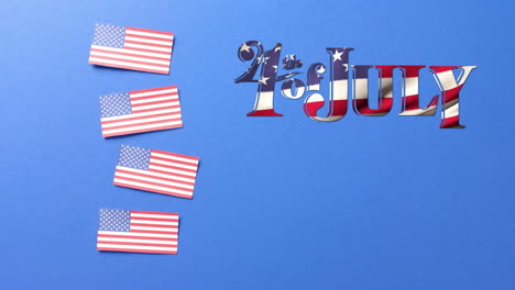animación del texto del 4 de julio sobre las banderas de los estados unidos de américa en fondo azul.
