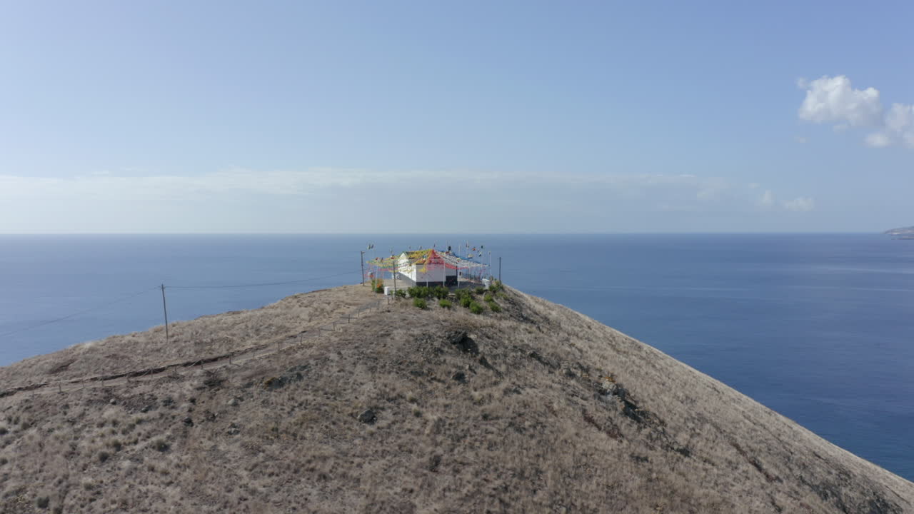 포르투갈 마데이라 섬의 카니칼 마을이 내려다보이는 몬테 고르도의 노사 세뇨라 다 피에다드 예배당