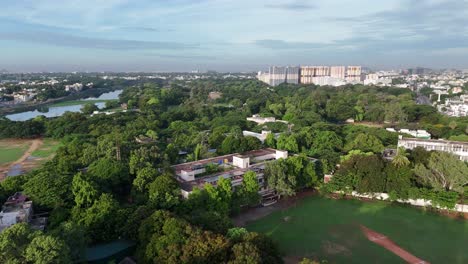 Toma-Aérea-De-Drones-De-Una-Exuberante-Zona-Verde-En-La-Ciudad-De-Chennai-Con-Edificios