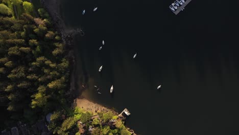 Vista-Aérea-De-La-Playa-Durante-La-Puesta-De-Sol-En-Deep-Cove,-Columbia-Británica