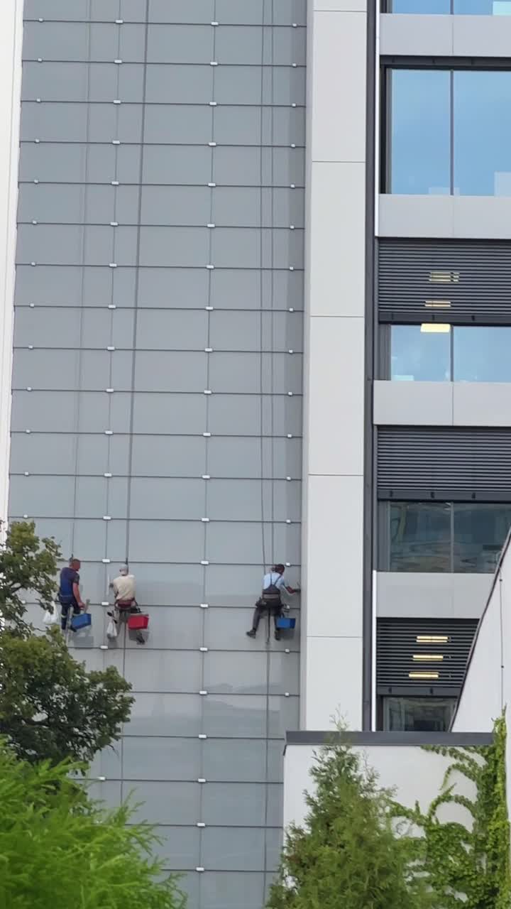 equipo de limpieza exterior del edificio