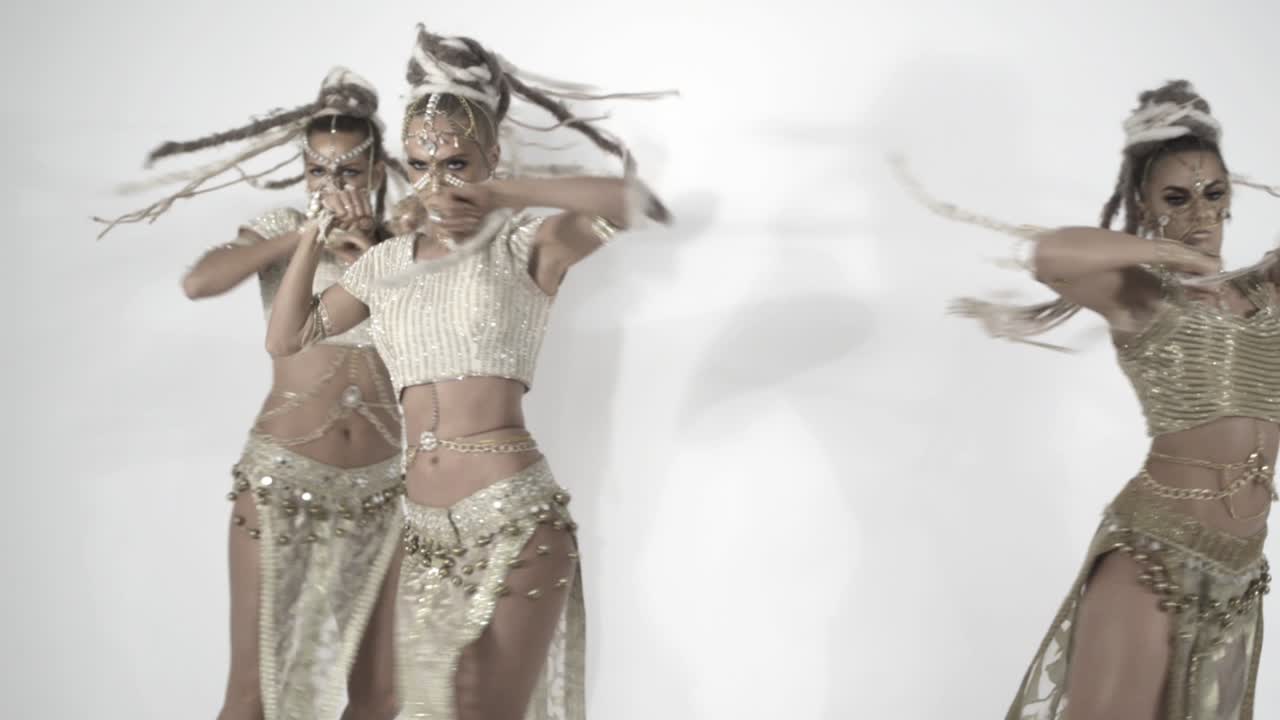 Moderne glamourøse indiske danse på en hvid baggrund.