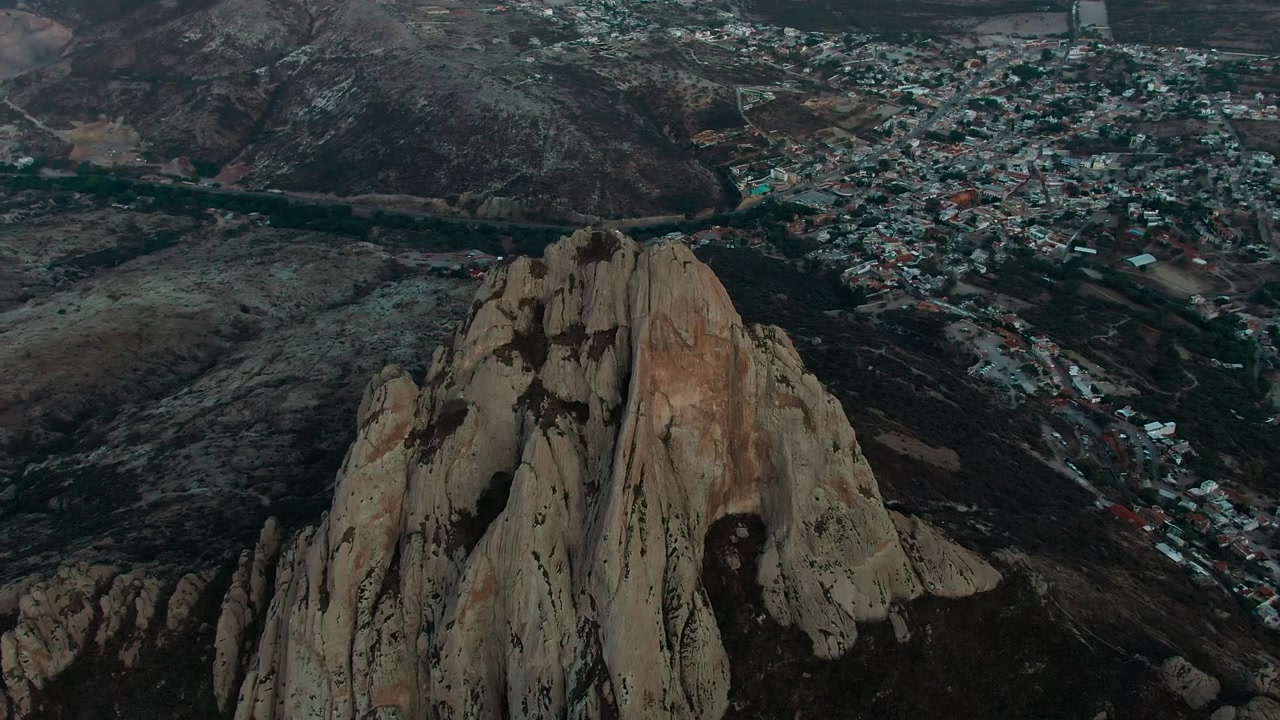 Pena de Bernal a Querétaro, Messico, che rivela i dintorni e la città di Bernal, vista aerea.