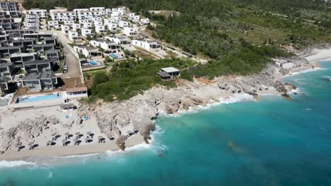 vista de drones de hermosas imágenes interminables mientras las olas del mar turquesa rompen en la costa arenosa