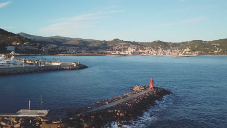 faro en el muelle y puerto puerto vista aérea