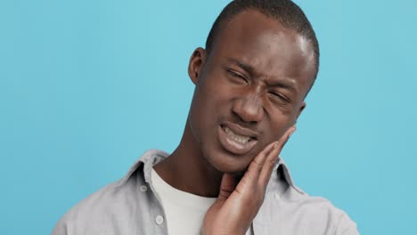 hombre con dolor de dientes