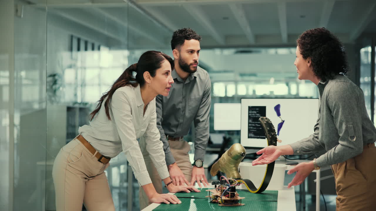 un equipo de ingenieros discutiendo un proyecto de robot en una oficina moderna