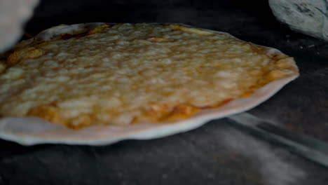 la deliciosa pizza de queso está lista.