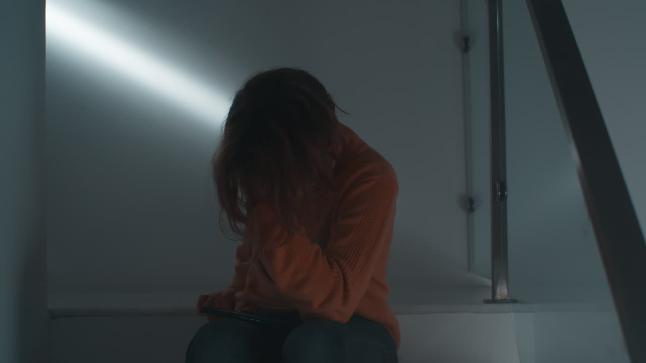 젊은 외로움 - 전화 비디오에서 잃어버린 십대 소년