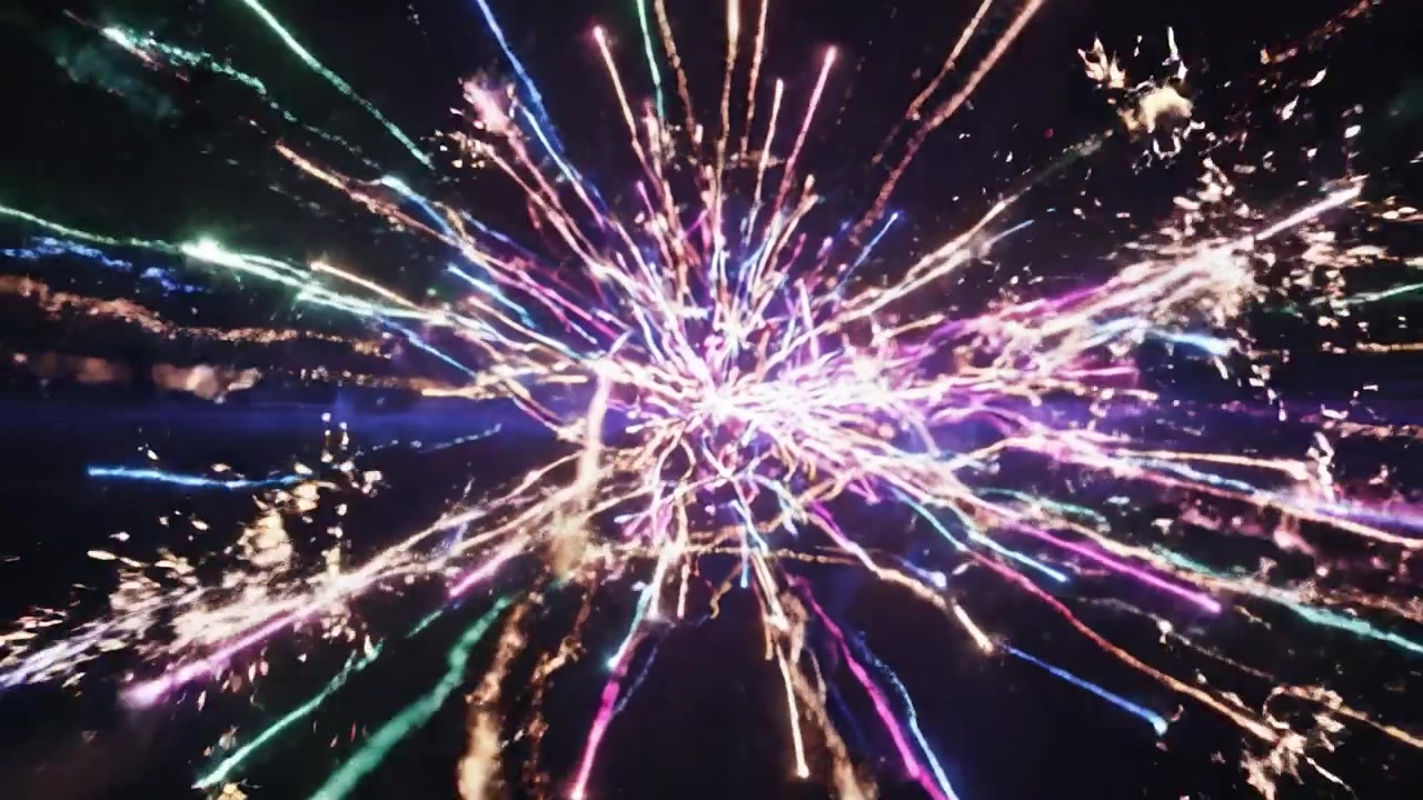 Espetáculo Cativante de Fogos de Artifício Coloridos Iluminando o Céu Noturno, Apresentando Luzes Cintilantes e Padrões Explosivos para uma Atmosfera de Celebração.