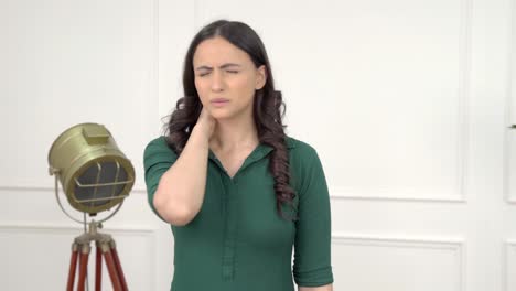 mujer india que sufre de dolor de cuello