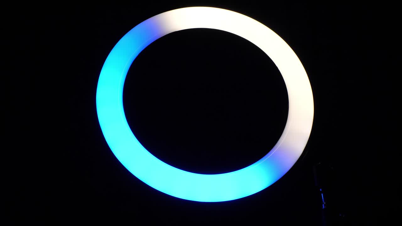 el anillo de la lámpara rgb parpadea de color turquesa y lila. luz multicolor.