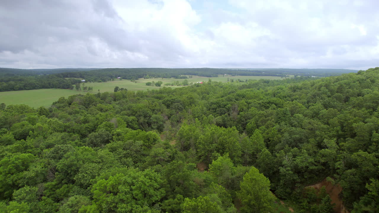hermoso paisaje campestre en el sur de missouri en un día nublado de verano con camiones a la izquierda