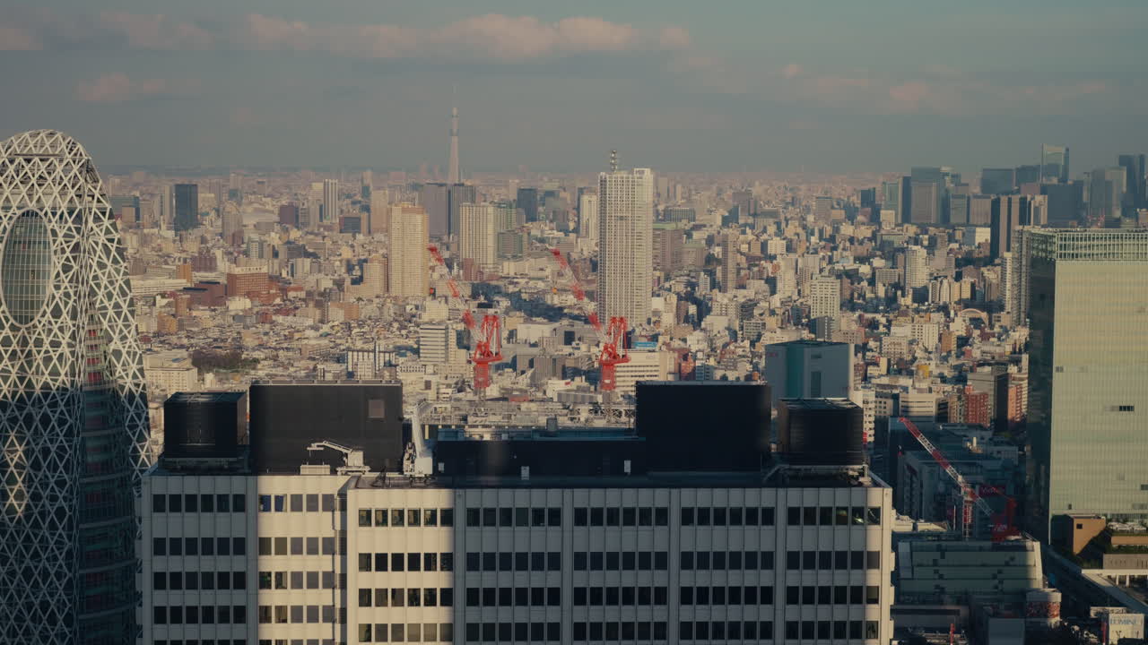 高層ビル群と都市の景観が特徴的な、東京の新宿地区の空撮
