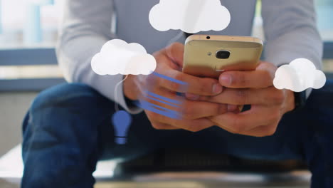 animación de nubes e iconos digitales sobre el hombre usando un teléfono inteligente