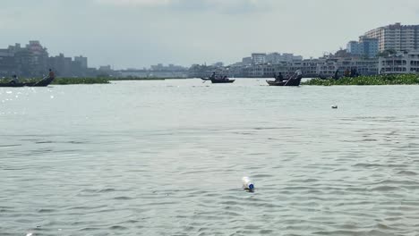 Contaminación-Plástica-En-El-Río-Buriganga-Junto-Con-Botes-De-Madera