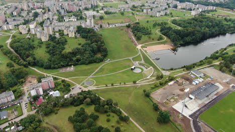 parque central de la ciudad de jonava con campo de fútbol y edificios de apartamentos antiguos, vista aérea