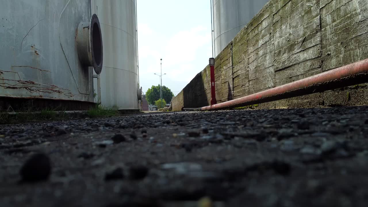 corredores vacíos se extienden en la distancia, despegar