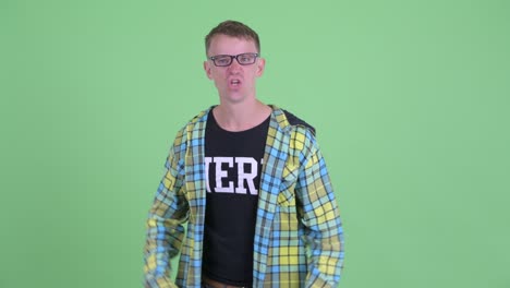 retrato de un hombre nerd con gafas