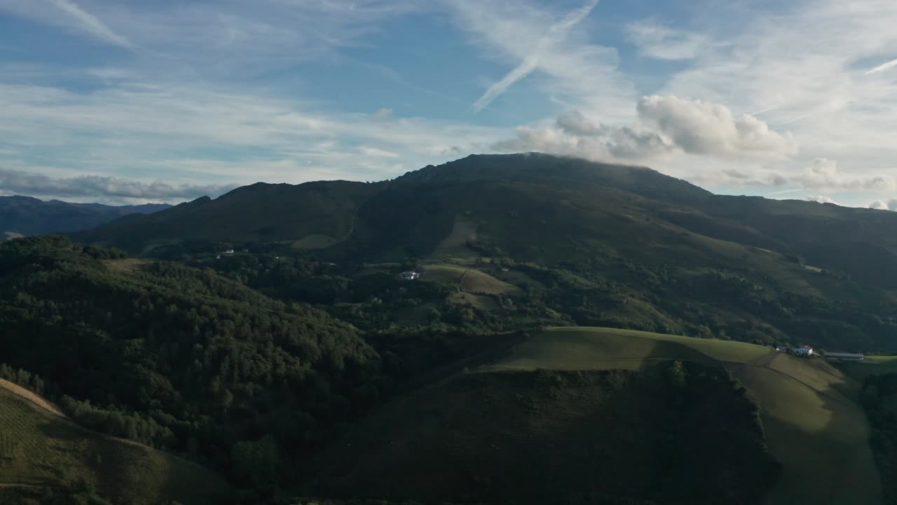 Sorvolando le colline dei pascoli nei Paesi Baschi