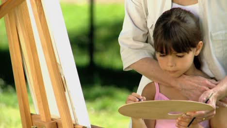 mujer vieja pintando un lienzo