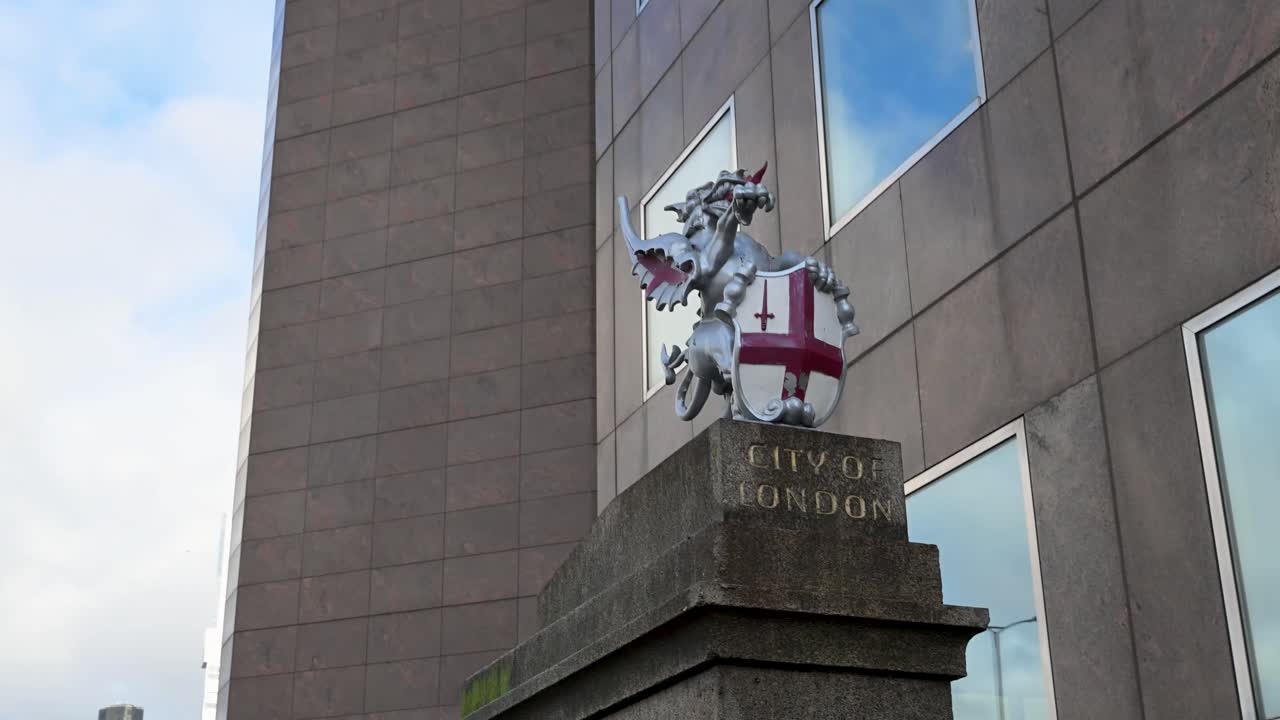Primo piano della statua del drago d'argento che regge uno scudo con lo stemma della City di Londra all'estremità meridionale del London Bridge, a segnare l'ingresso al miglio quadrato.
