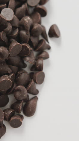 video de primer plano de varios trozos de chocolate sobre un fondo blanco