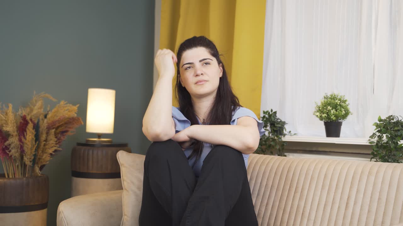 la mujer emocional se entristece.