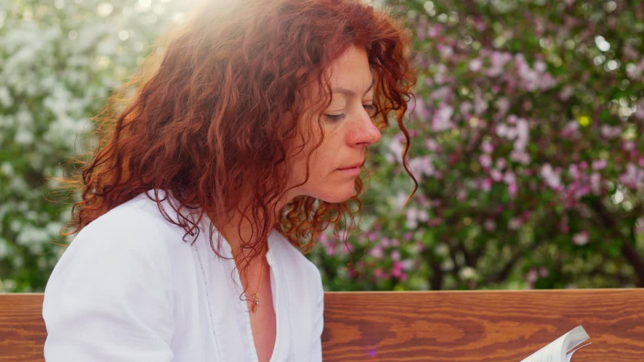 공원에서 책을 읽는 여자