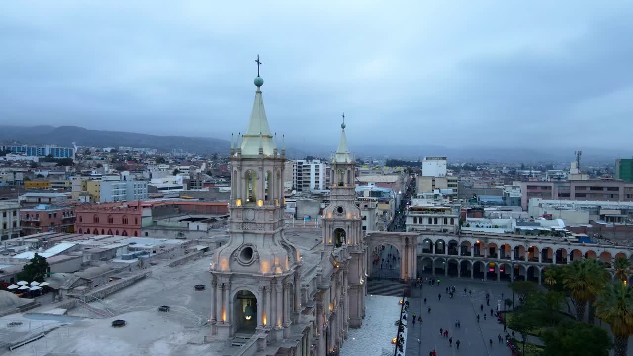 catedral de arequipa dia nublado clima frio