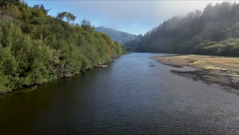 Río-Ruso,-Molinos-Dunkin,-Kayak