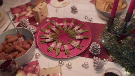 Cena-De-Navidad,-Judías-Verdes-Con-Tocino,-De-Mano,-Cierre-Medio