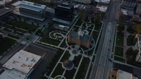 Vista-Aérea-De-Un-Hermoso-Parque-Verde-Con-Una-Recepción-De-Boda-Incluso-En-Marcha