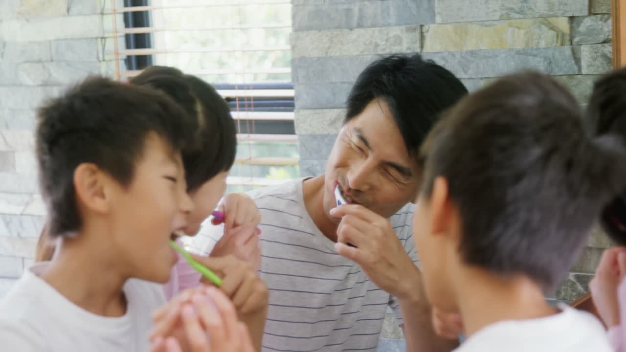 욕실 4k에서 함께 치아를  ⁇ 는 가족