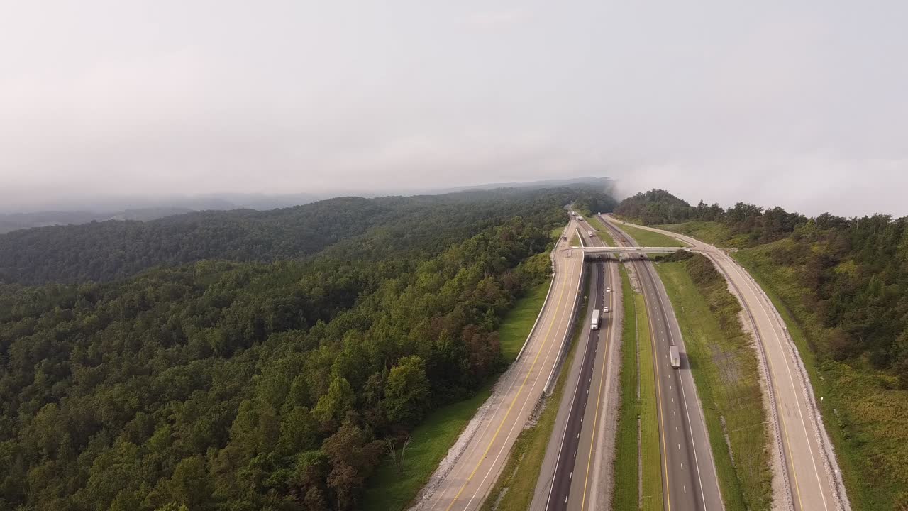 la carretera interestatal 75 y la carretera de montaña de rareza en las montañas de tennessee, abundantes en bosques verdes con nubes en newcomb, ee.uu.