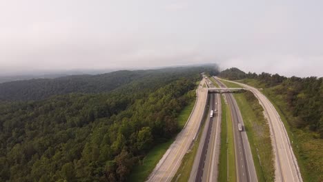 Interestatal-75-Y-Carretera-De-Montaña-Rara-En-Las-Montañas-De-Tennessee-Abundante-En-Bosque-Verde-Con-Nublado-En-Newcomb,-Estados-Unidos