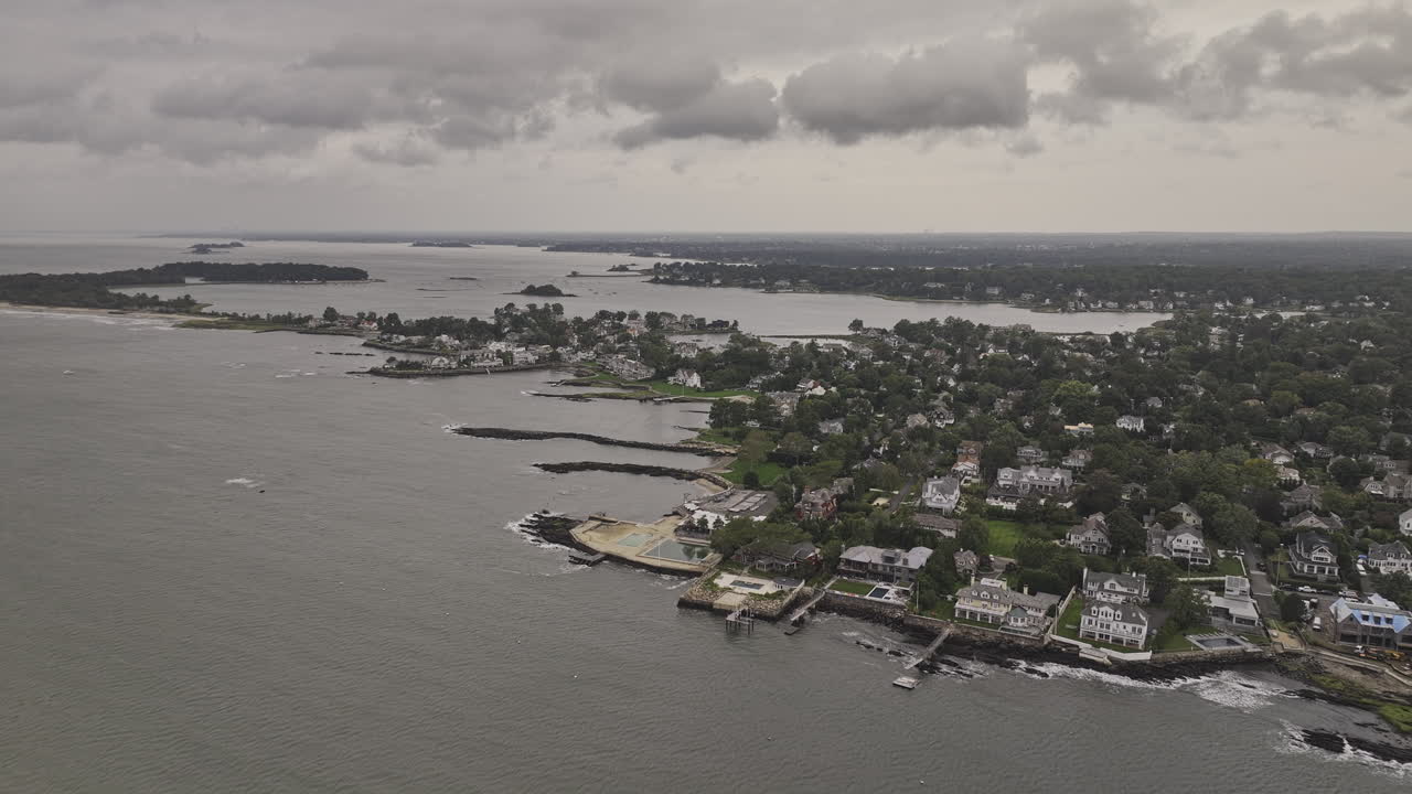 stamford connecticut aerial v7 drone flyover puerto capturando el encantador viejo barrio de greenwich con propiedades de lujo y parque recreativo comunitario - filmado con mavic 3 pro cine - octubre 2023