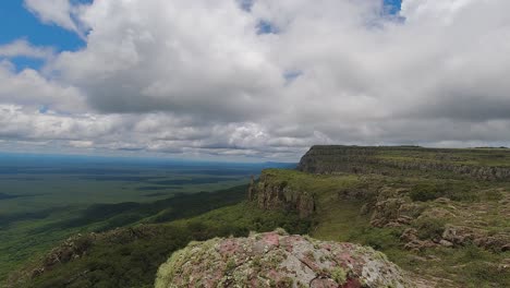 las nubes vuelan en el lapso de tiempo sobre el escarpado acantilado amazónico de bolivia.