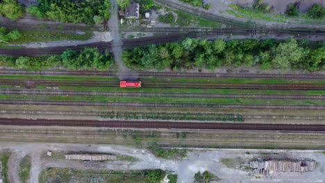 vista del cielo de una vía férrea con tren hungría