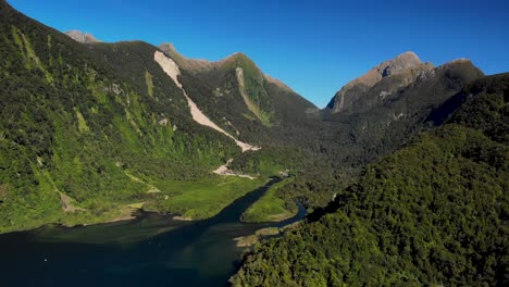 Majestuosas-Montañas-Verdes-Cielos-Azules-Y-Calas---Toma-Aérea