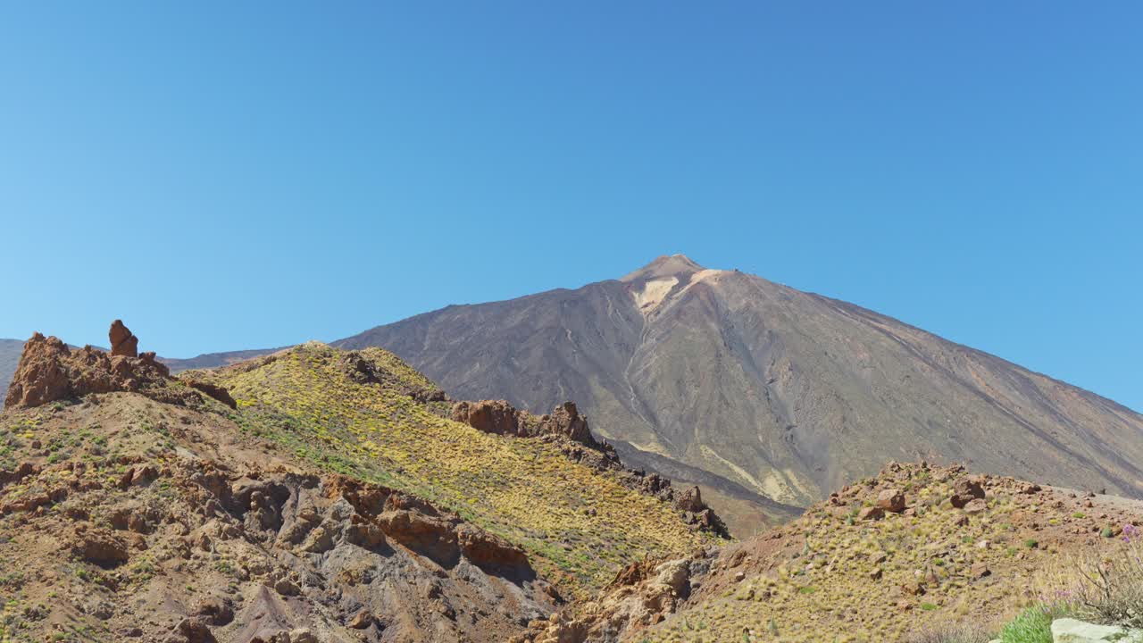 paisaje desértico y volcán teide en tenerife, vista hacia arriba