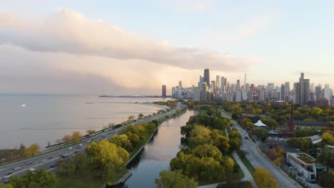 Aerial-Pullback-Enthüllt-Erstaunlichen-Lincoln-Park,-Chicago