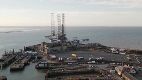 Plataforma-De-Perforación-En-Alta-Mar---Vista-Aérea-De-La-Plataforma-Petrolera-En-Sheerness,-Inglaterra