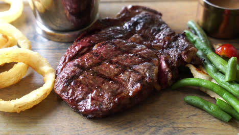 Medium-Rare-Beefsteak-Mit-Gemüse-Und-Pommes-Frites