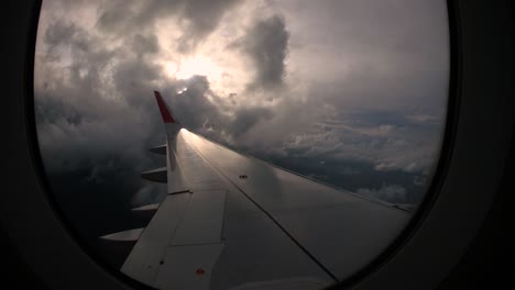 Puesta-De-Sol-Y-Hermosas-Nubes-Desde-La-Ventana-Del-Ala-Izquierda-Del-Avión-Trae-Recuerdos-De-Viaje