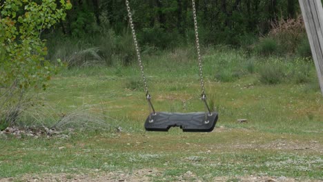 Eine-Leere-Schaukel,-Die-In-Einem-Park-Schwingt