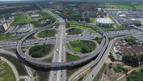 Volando-Sobre-Un-Intercambio-Muy-Transitado-Con-Tráfico-De-Transporte-Circular-En-Moscú,-Rusia