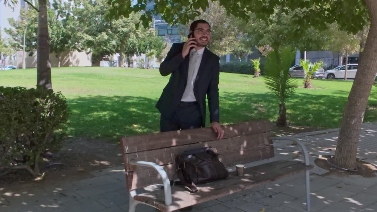 공원에서 전화로 얘기하는 남자