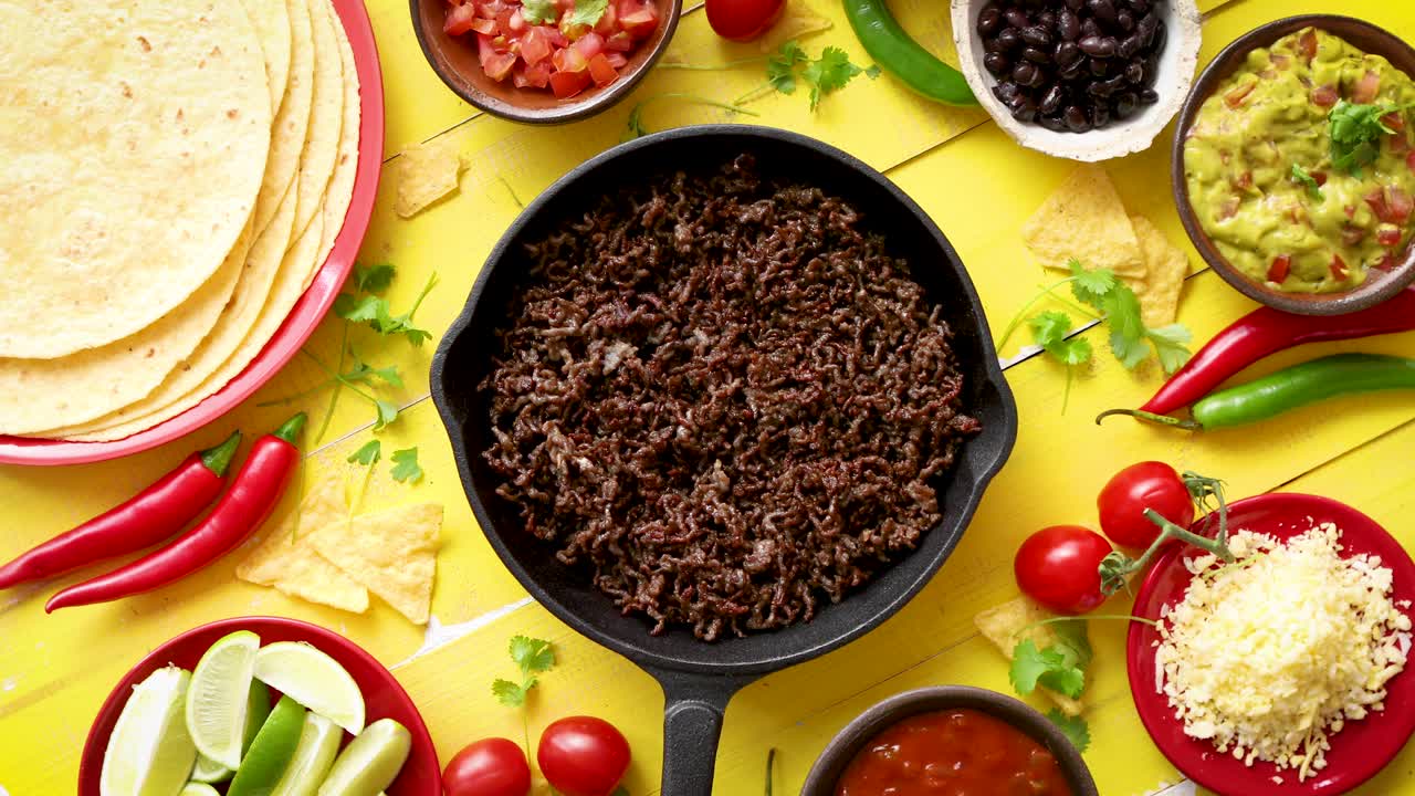 varios ingredientes frescos y sabrosos para chili con carne con carne en sartén de hierro